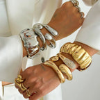 Bracelet manchette MaisonMagnificence Victoria en acier inoxydable plaqué or 18K, design minimaliste et lisse