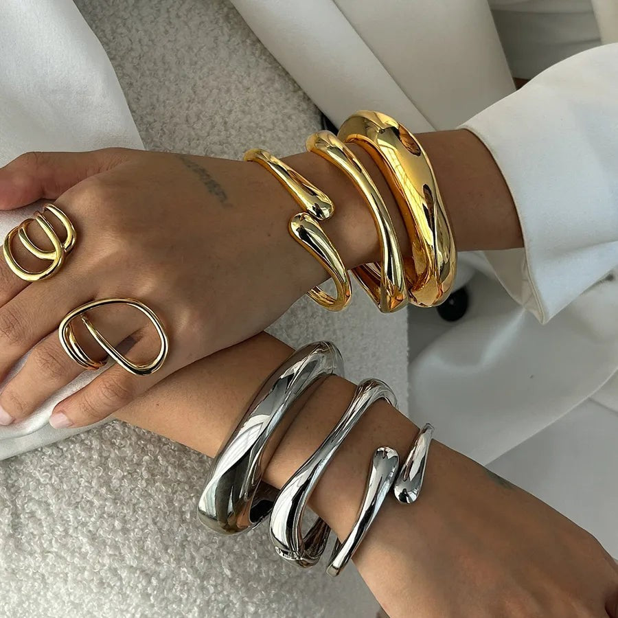 Bracelet manchette MaisonMagnificence Victoria en acier inoxydable plaqué or 18K, design minimaliste et lisse