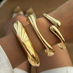Bracelet manchette MaisonMagnificence VICTORIA en acier inoxydable plaqué or 18K au design minimaliste et lisse