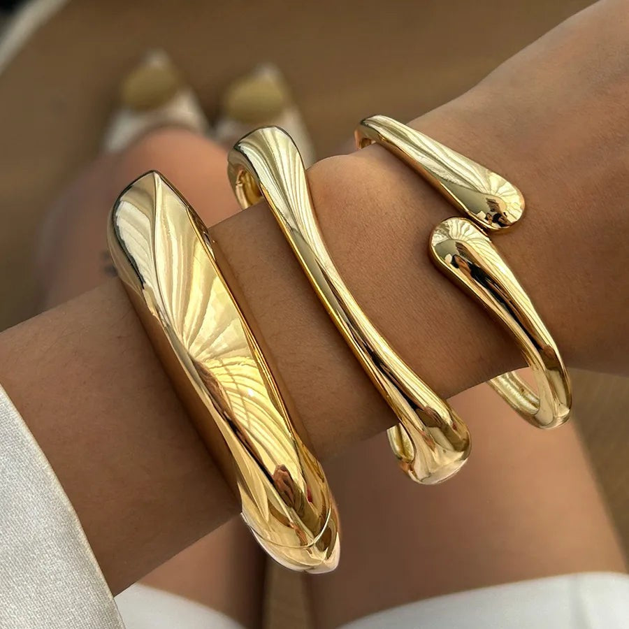 Bracelet manchette MaisonMagnificence VICTORIA en acier inoxydable plaqué or 18K au design minimaliste et lisse