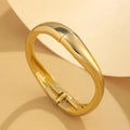 Bracelet manchette MaisonMagnificence Victoria en acier inoxydable plaqué or 18K au design minimaliste et lisse
