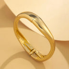 Bracelet manchette MaisonMagnificence Victoria en acier inoxydable plaqué or 18K au design minimaliste et lisse