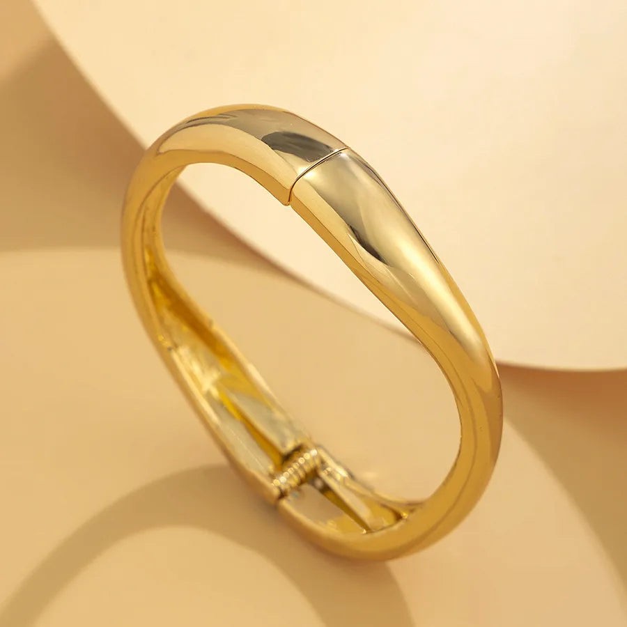 Bracelet manchette MaisonMagnificence Victoria en acier inoxydable plaqué or 18K au design minimaliste et lisse