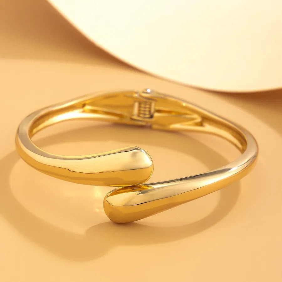 Bracelet manchette MaisonMagnificence Victoria en acier inoxydable plaqué or 18K au design minimaliste et épuré