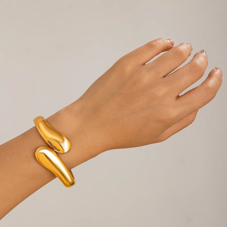 Bracelet manchette MaisonMagnificence VICTORIA en acier inoxydable plaqué or 18K au design minimaliste et épuré