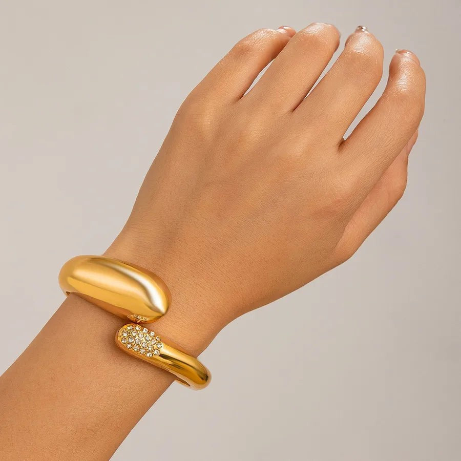Bracelet manchette MaisonMagnificence Victoria en acier inoxydable plaqué or 18K au design minimaliste et lisse