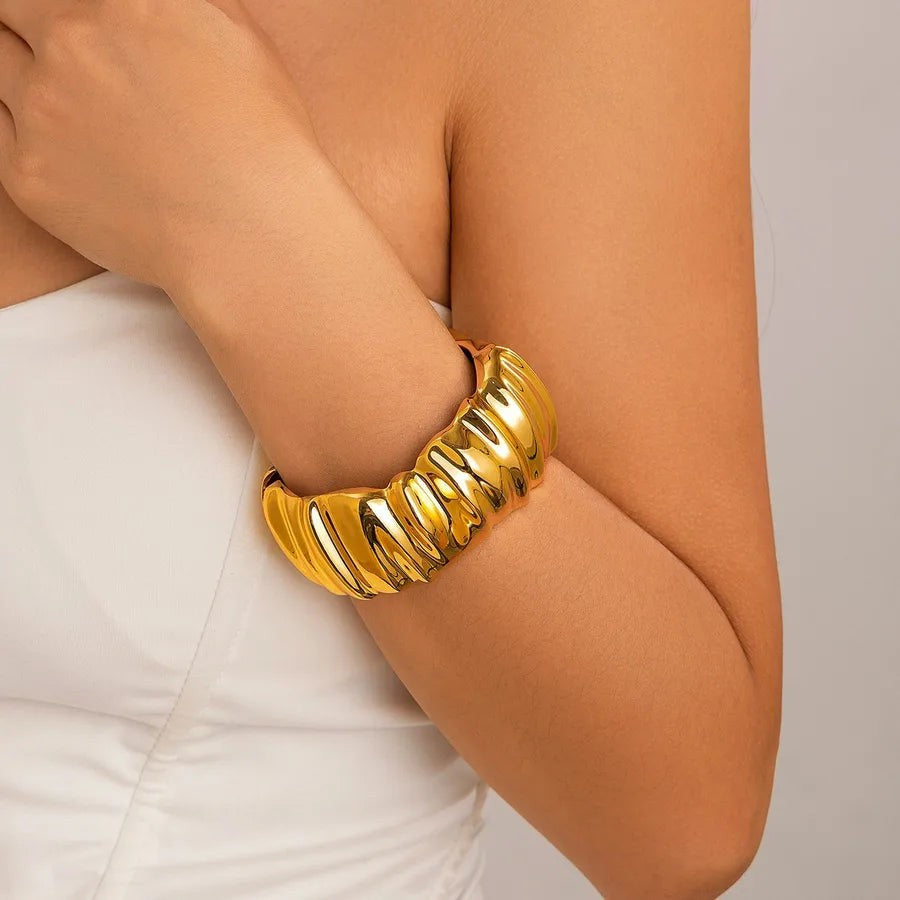 Bracelet manchette MaisonMagnificence Victoria en acier inoxydable plaqué or 18K au design lisse et contemporain