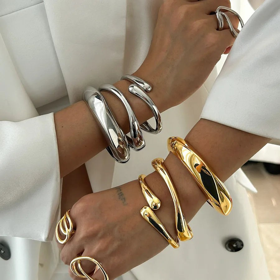 Bracelet manchette MaisonMagnificence Victoria en acier inoxydable plaqué or 18K, design minimaliste et lisse